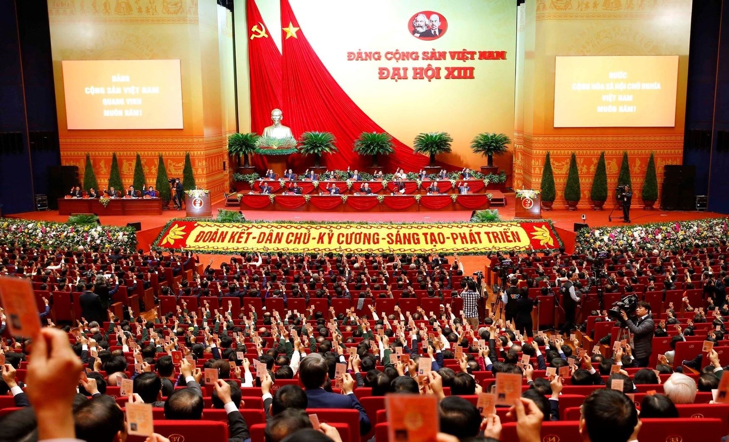 Bài 1:  Đảng lãnh đạo, cầm quyền để Nhân dân là chủ và làm chủ đất nước bởi và bằng pháp luật ảnh 1