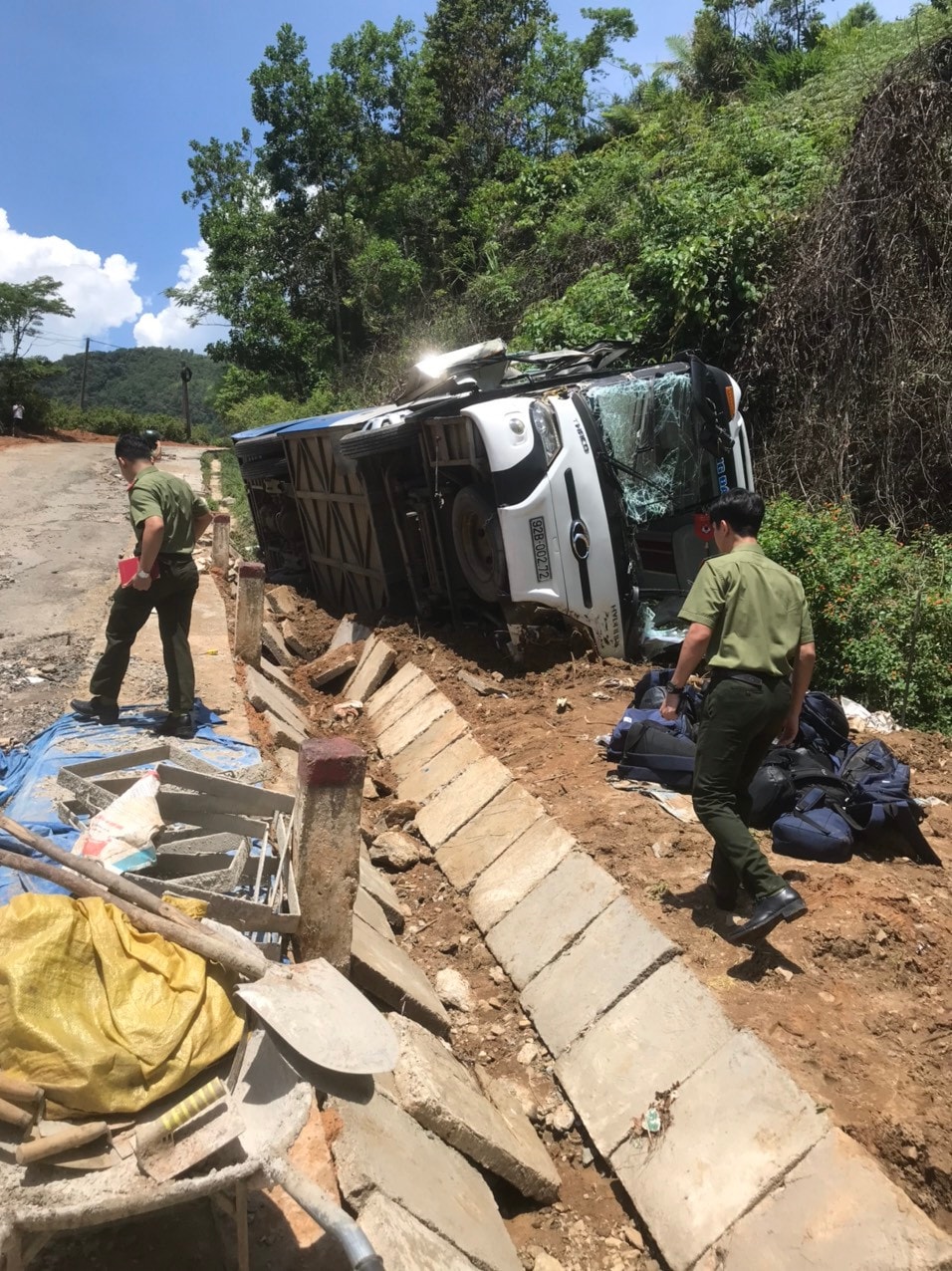 Cục Đăng kiểm Việt Nam thông tin về vụ lật xe khách tại Kon Tum -0