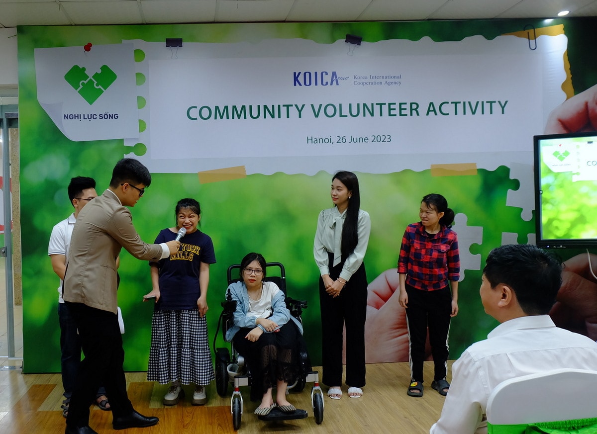 Giao lưu giữa sinh viên của Học viện Báo chí và Tuyên truyền và học viên tại Công ty Nghị lực sống KOICA trao quà thiện nguyện hỗ trợ đào tạo người khuyết tật -1