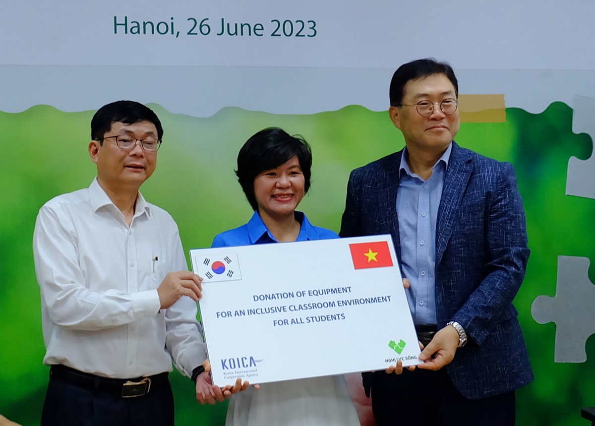 Giám đốc quốc gia KOICA Việt Nam Cho Han-Deog, PGS.TS. Phạm Minh Sơn, Giám đốc Học viện Báo chí và Tuyên truyền trao tặng quà cho Công ty Nghị lực sống KOICA trao quà thiện nguyện hỗ trợ đào tạo người khuyết tật -0