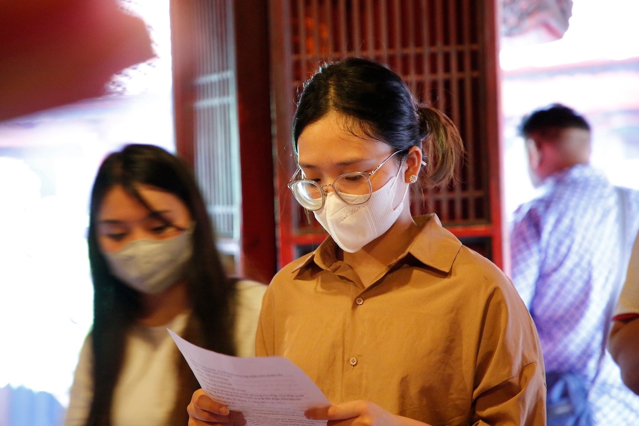 Khoảnh khắc sĩ tử cầu may trướng Kỳ thi tốt nghiệp THPT năm 2023 -0
