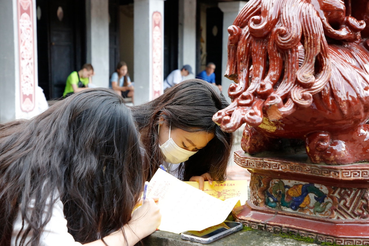 Khoảnh khắc sĩ tử cầu may trướng Kỳ thi tốt nghiệp THPT năm 2023 -0