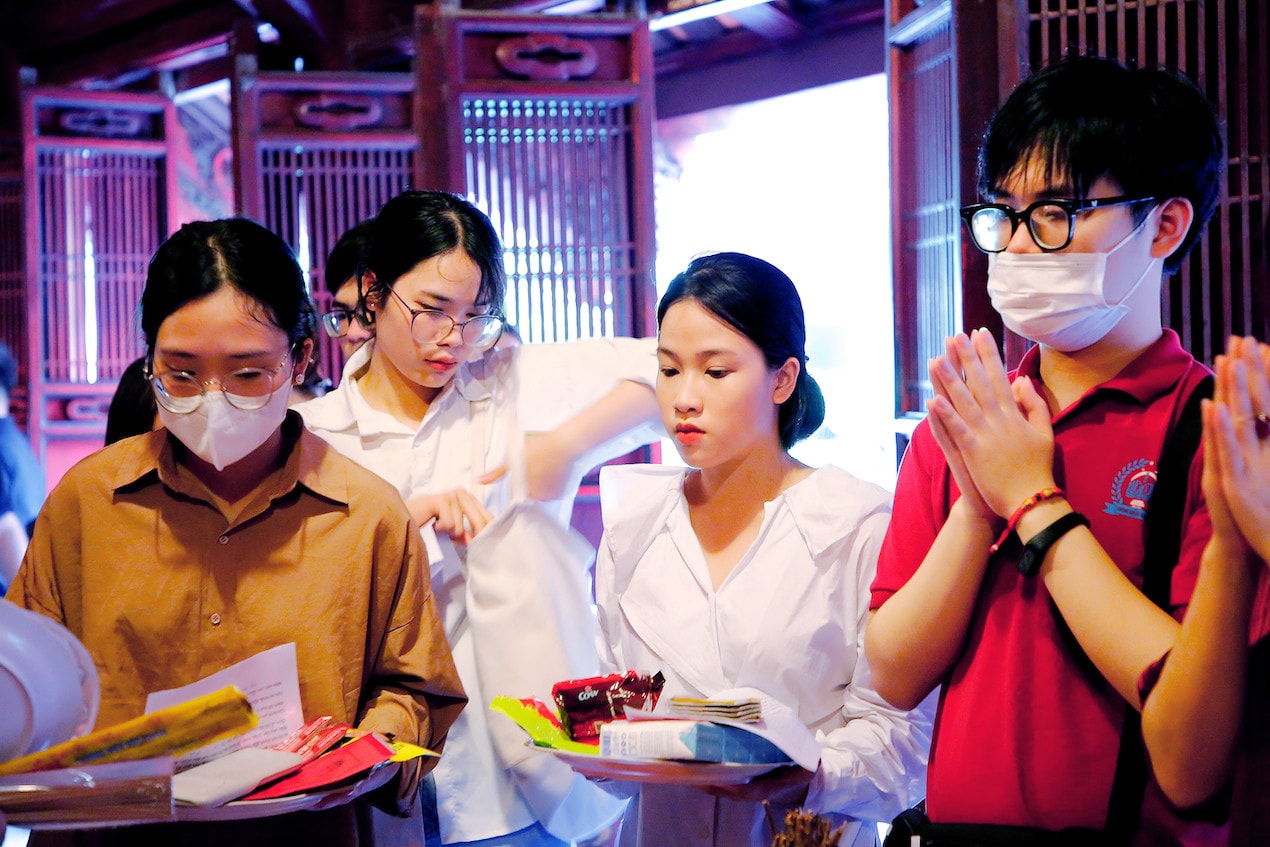 Khoảnh khắc sĩ tử cầu may trướng Kỳ thi tốt nghiệp THPT năm 2023 -0