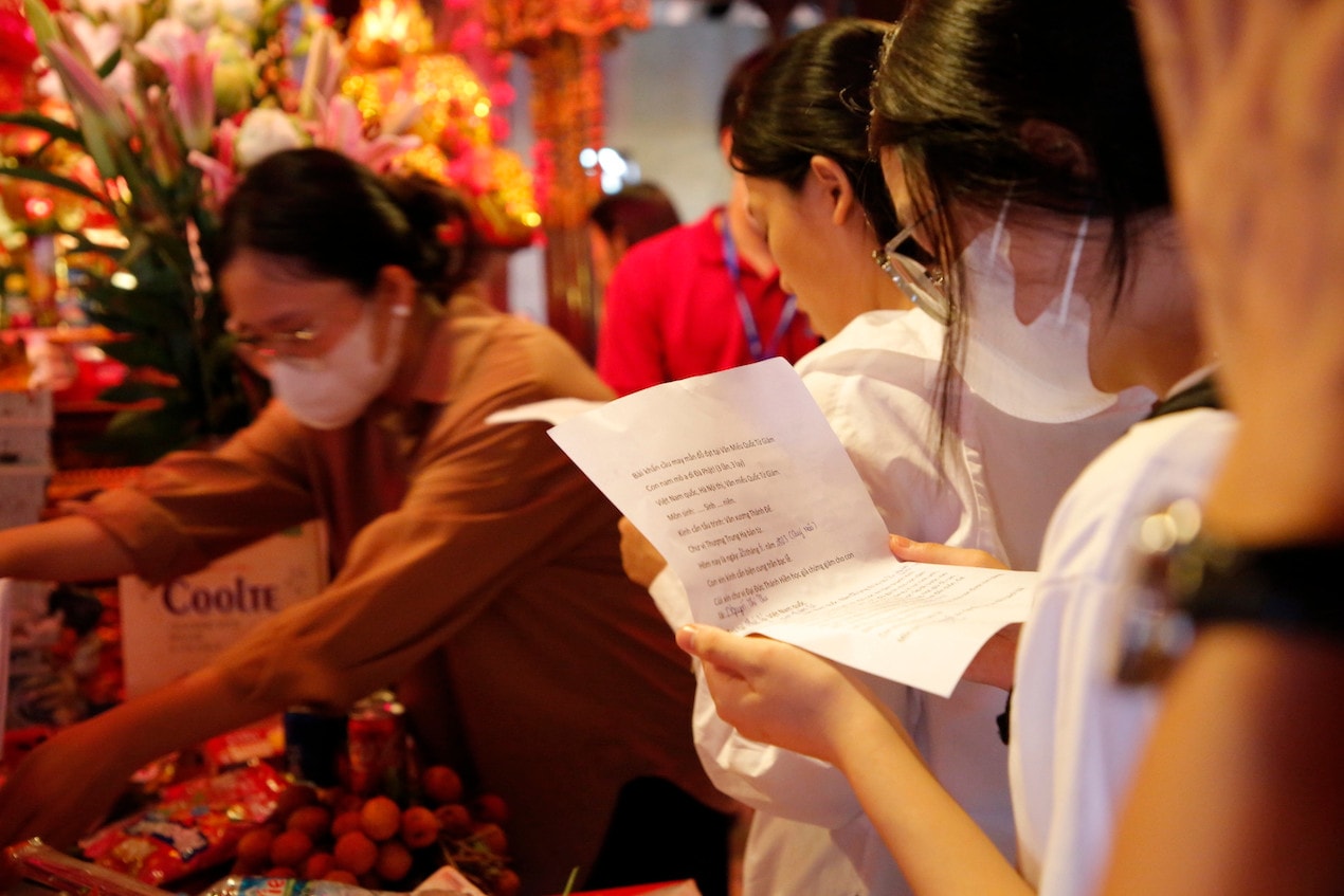 Khoảnh khắc sĩ tử cầu may trướng Kỳ thi tốt nghiệp THPT năm 2023 -0