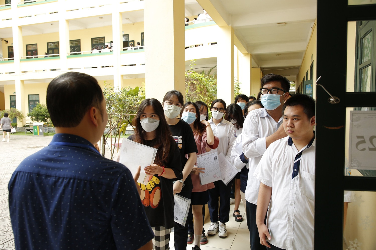 Thí sinh tự tin và thoải mái đến trường làm thủ tục dự thi tốt nghiệp THPT -0