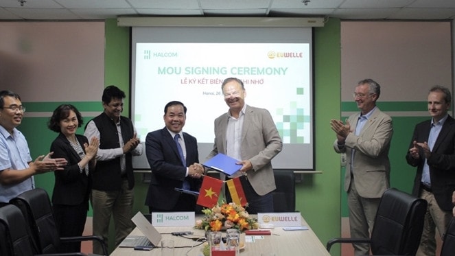 Ông Nguyễn Quang Huân, Chủ tịch HĐQT Halcom Việt Nam và ông Frank Scherer, Thống đốc quận Ortenaukreis (CHLB Đức), đại diện EUWELLE, tại lễ ký kết MOU.