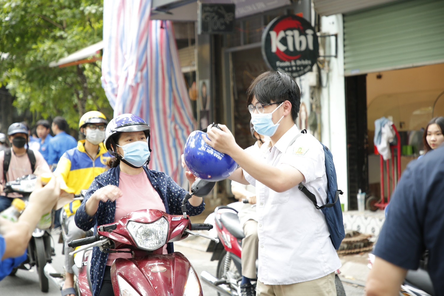 Thí sinh tự tin và thoải mái đến trường làm thủ tục dự thi tốt nghiệp THPT -0