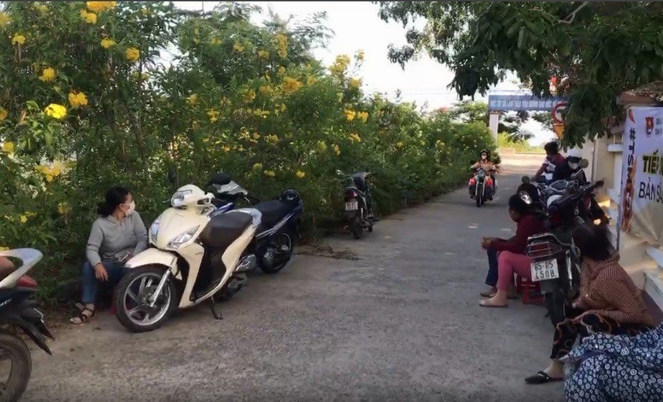 Cảnh sát giao thông chở nữ sinh về nhà lấy giấy tờ để kịp giờ thi -0