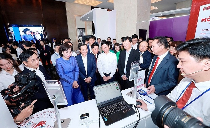 Ảnh: Phó Thủ tướng Lê Minh Khái, Thống đốc NHNN Nguyễn Thị Hồng tham quan gian hàng Agribank tại “Ngày chuyển đổi ngành Ngân hàng năm 2023”. Ảnh: Agribank.