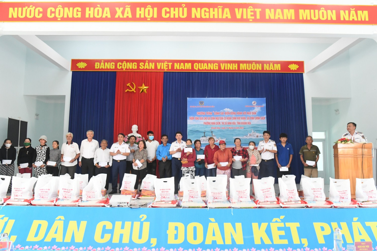 Bộ Tư lệnh Vùng Cảnh sát biển 3 cùng các đơn vị phối hợp đã tặng 300 suất quà cho gia đình ngư dân và các hộ có hoàn cảnh khó khăn