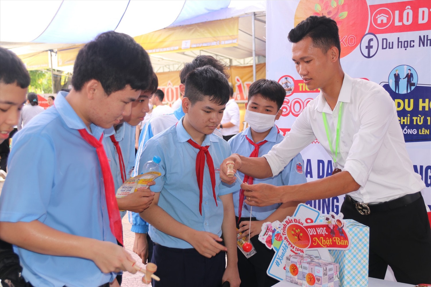 Các gian hàng tại “Ngày hội Việc làm - Tư vấn tuyển sinh năm 2023” tỉnh Thừa Thiên Huế thu hút đông đảo học sinh, sinh viên cũng như người lao động đến tham quan, tìm hiểu Nguồn: ITN