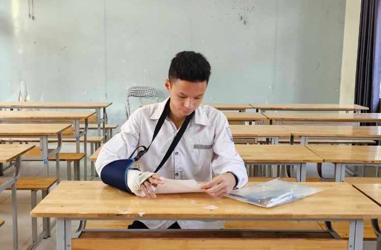 Thí sinh bị gãy tay được cô giáo tiếng Anh chép bài thi hộ -0