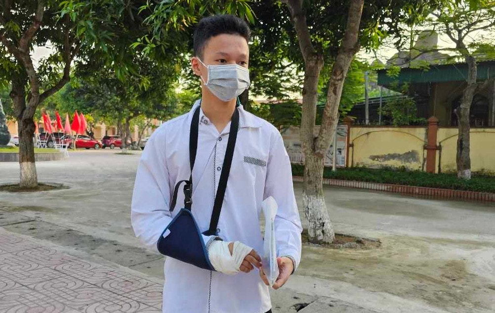Thí sinh bị gãy tay được cô giáo tiếng Anh chép bài thi hộ -0