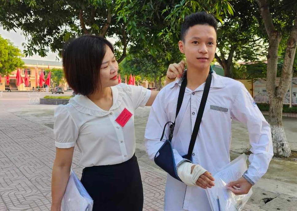 Thí sinh bị gãy tay được cô giáo tiếng Anh chép bài thi hộ -0