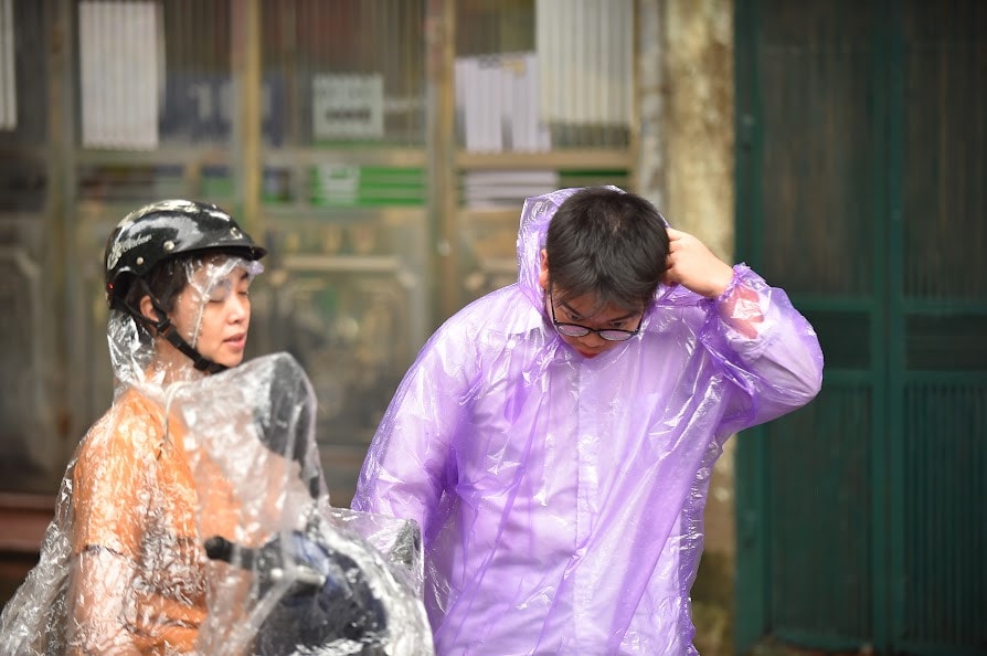 Mẹ dặn dò, động viên con cố gắng trước khi vào thi dưới cơn mưa nhẹ đầu giờ (Ảnh: Xuân Quý) Sáng nay, hơn 1 triệu thí sinh bước vào thi môn Ngữ văn