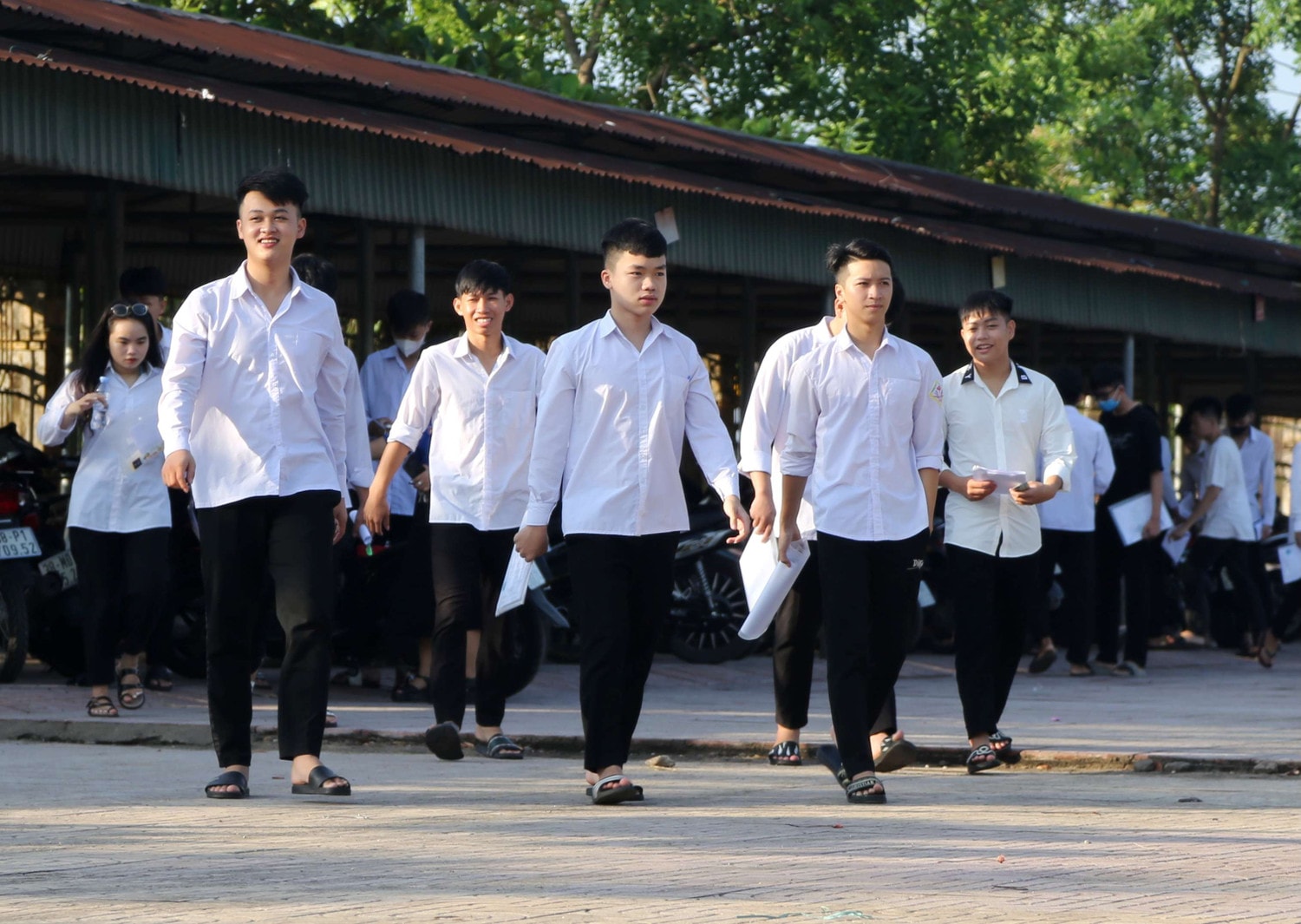 Thí sinh tâm lý thoải mái bước vào môn thi đầu tiên -0