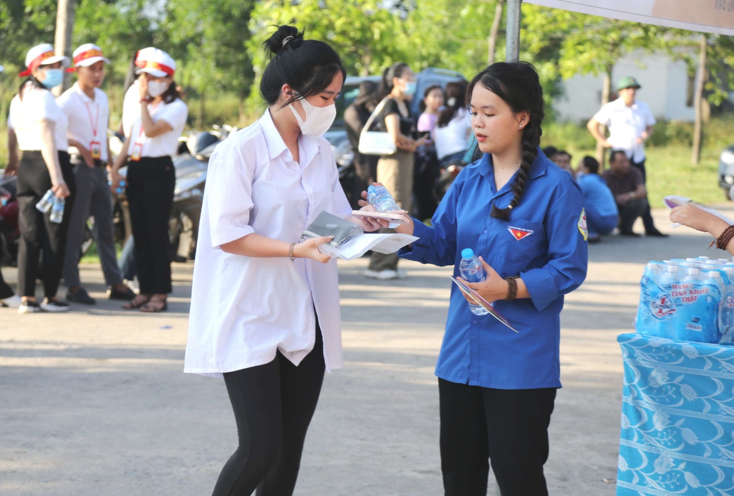 Thí sinh tâm lý thoải mái bước vào môn thi đầu tiên -0