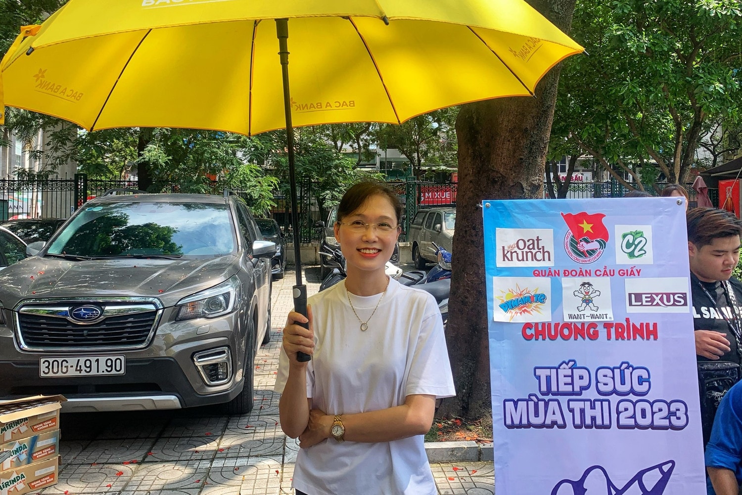 Cô giáo 15 năm tới các Điểm thi “tiếp lửa” cho học trò thi tốt nghiệp THPT -0