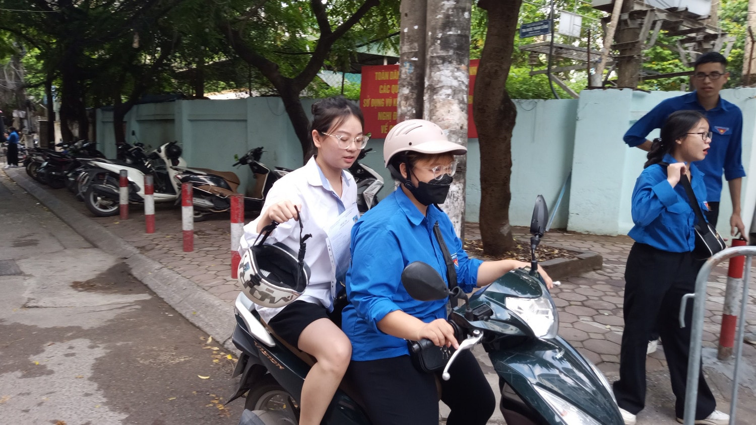Nhiều thí sinh quên Atlas được người dân huy động con -0