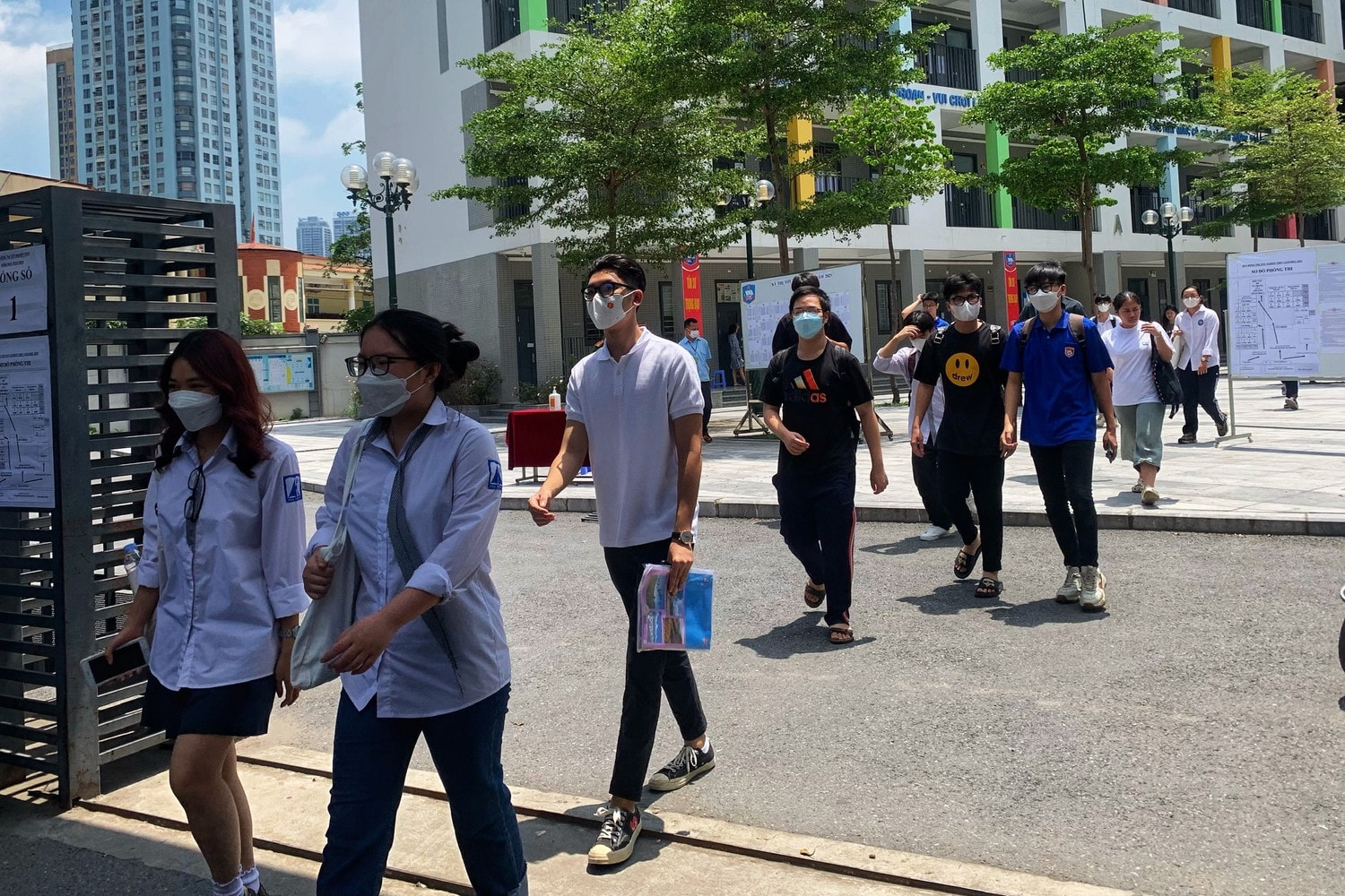Hết giờ thi hơn 1 tiếng thí sinh vẫn chưa được rời khỏi Điểm thi, Bộ GD-ĐT lên tiếng -0