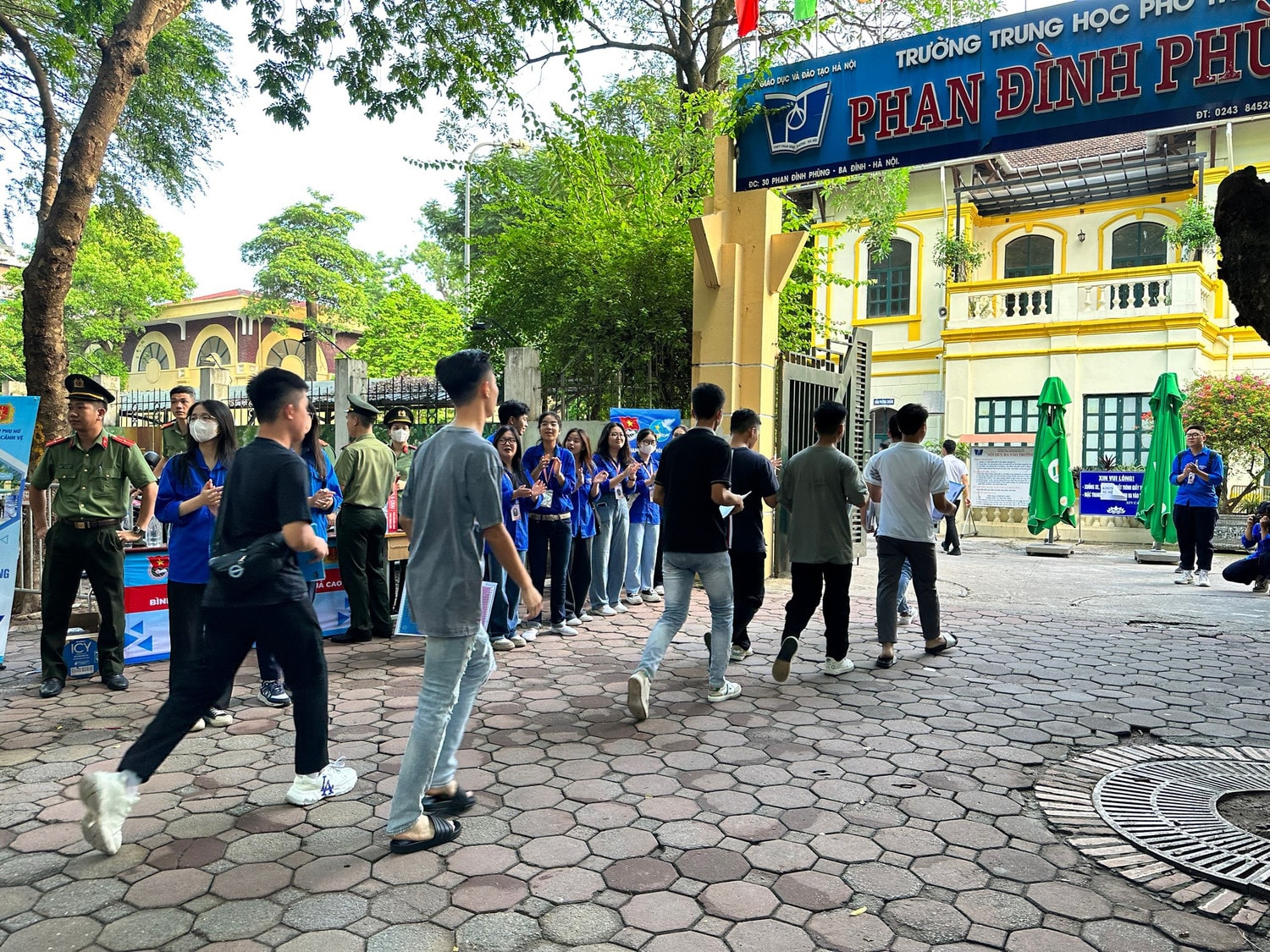 Nhiều thí sinh quên Atlas được người dân huy động con -1