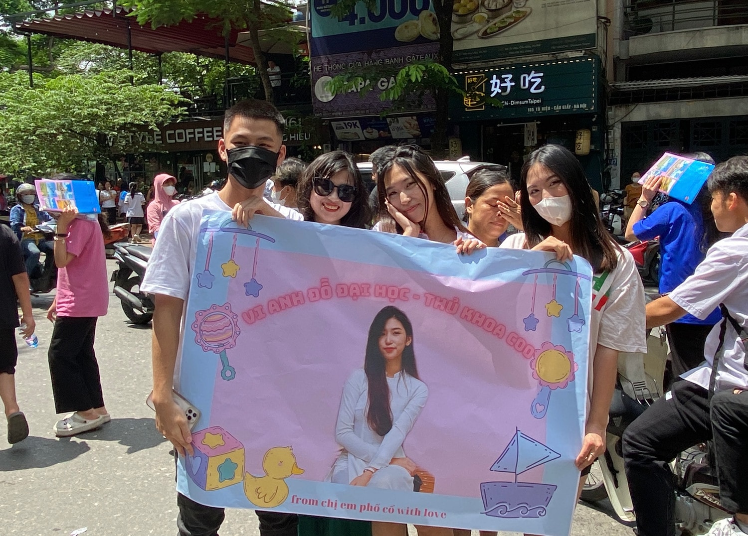 Gia đình in poster cổ vũ -0