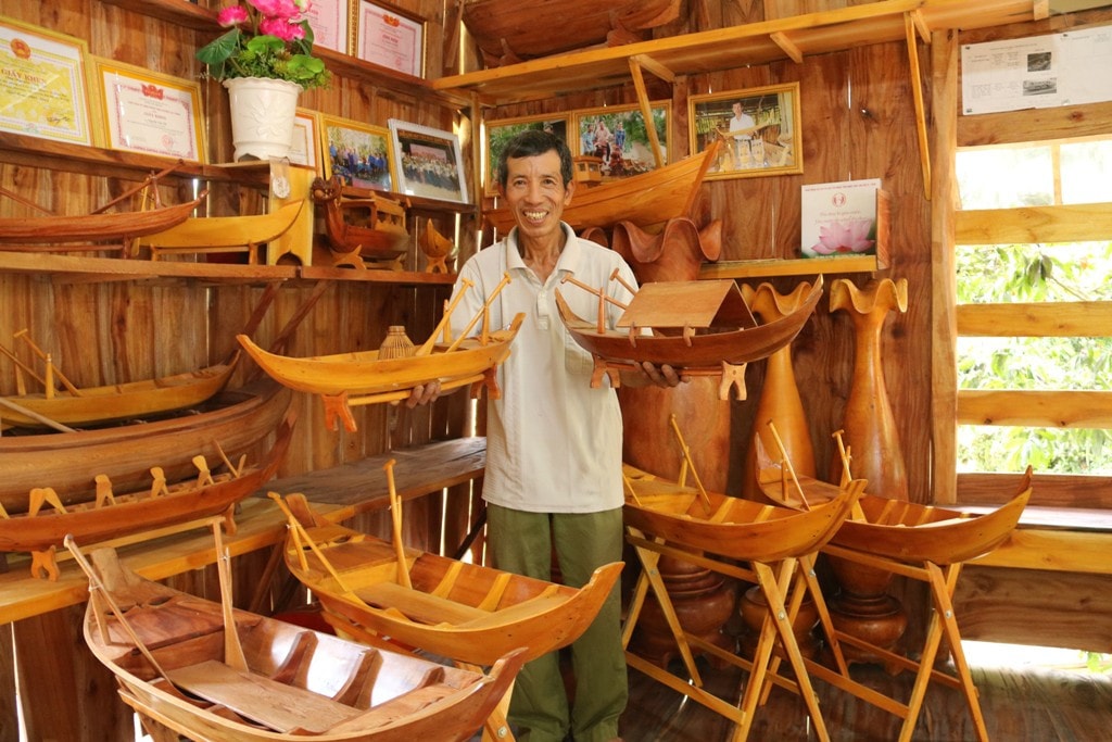 Người đàn ông đóng ghe, xuồng 
