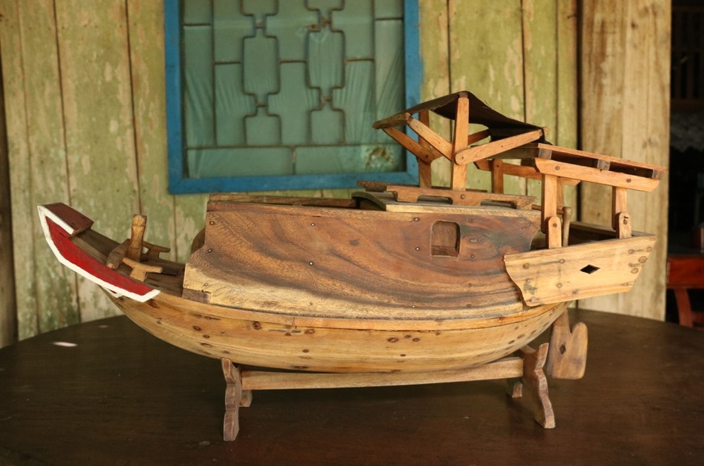 Người đàn ông đóng ghe, xuồng 
