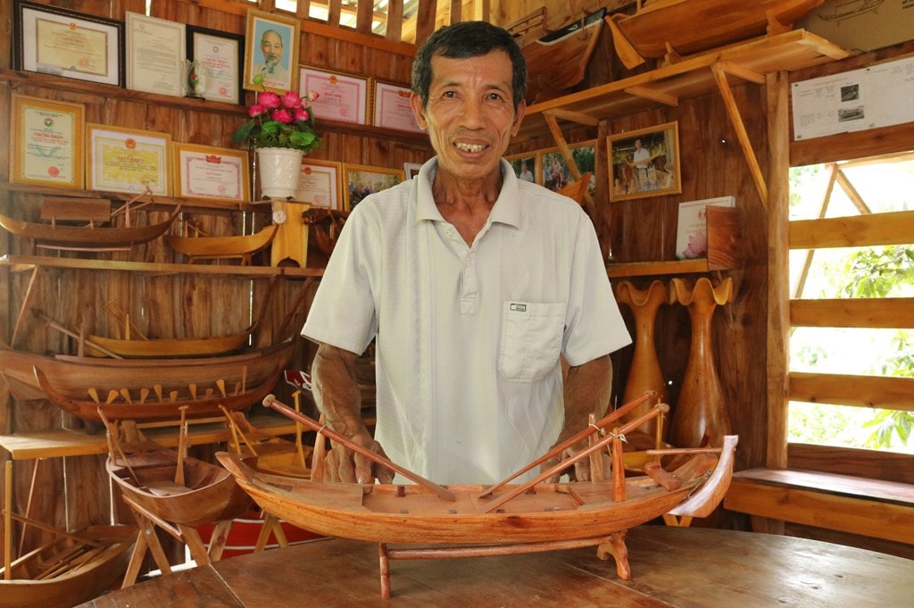 Đồng Tháp: Người đàn ông đóng ghe, xuồng 
