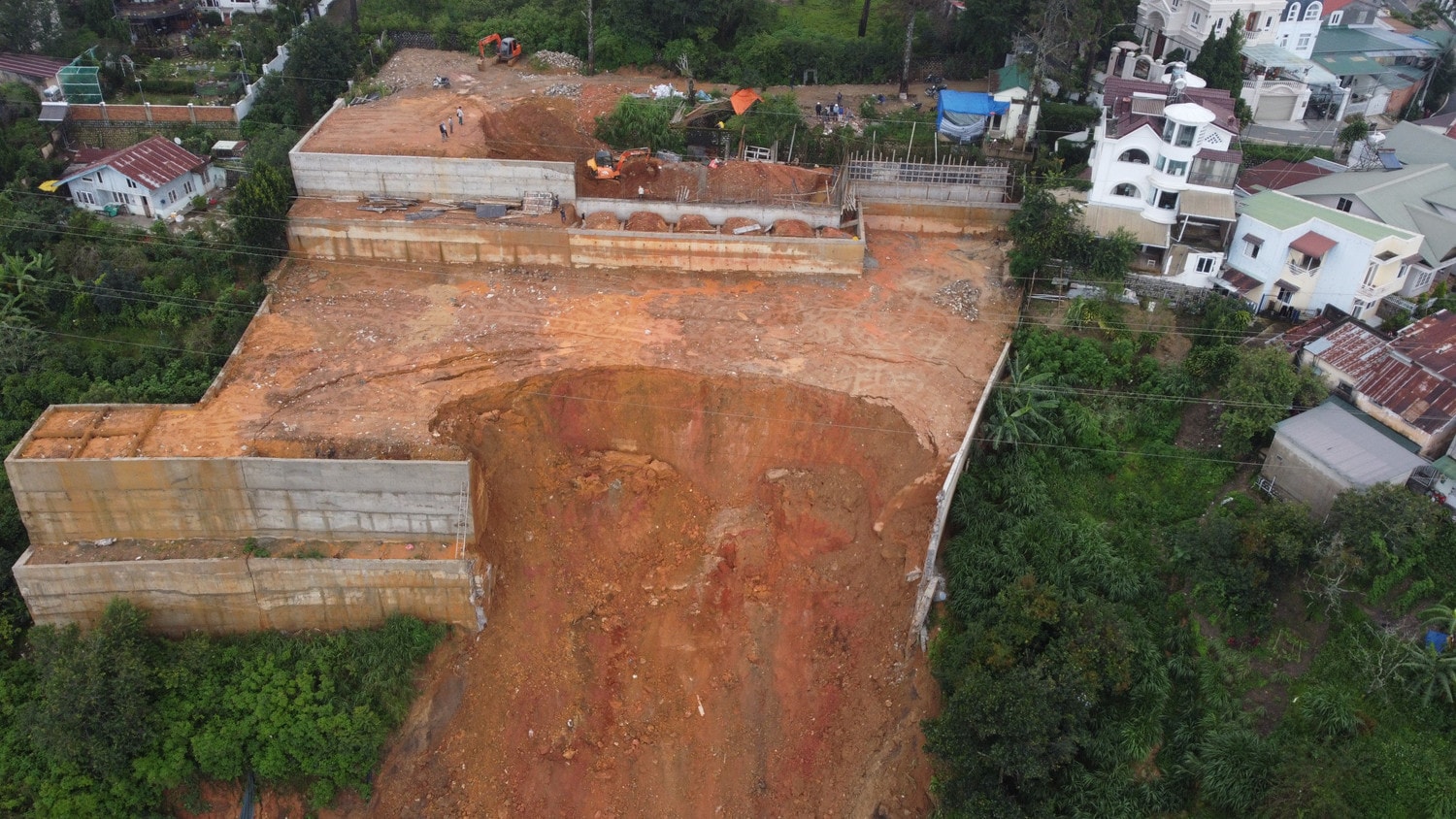 Bờ taluy của công trình tại TP Đà Lạt cao khoảng 30m đổ sập xuống dưới thung lũng khiến 7 người đang ngủ bị đất đá vùi lấp