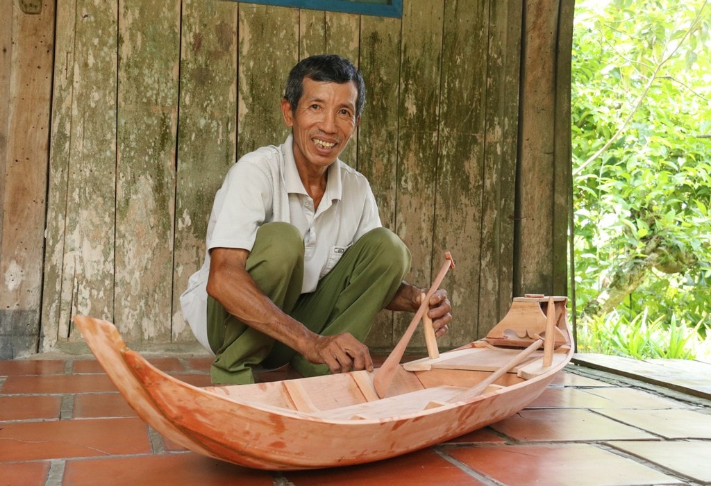 Người đàn ông đóng ghe, xuồng 