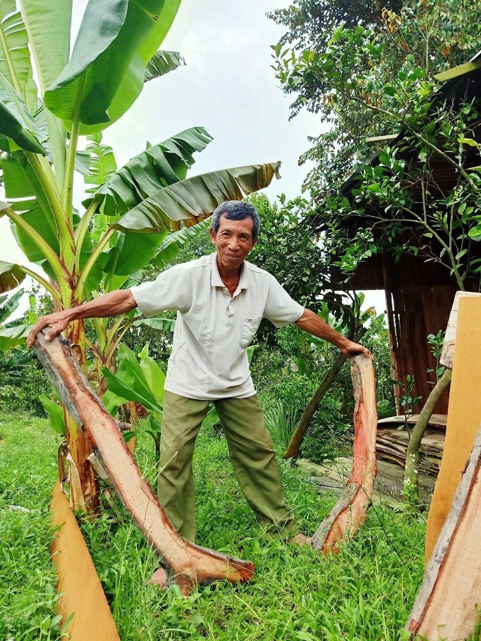 Người đàn ông đóng ghe, xuồng 