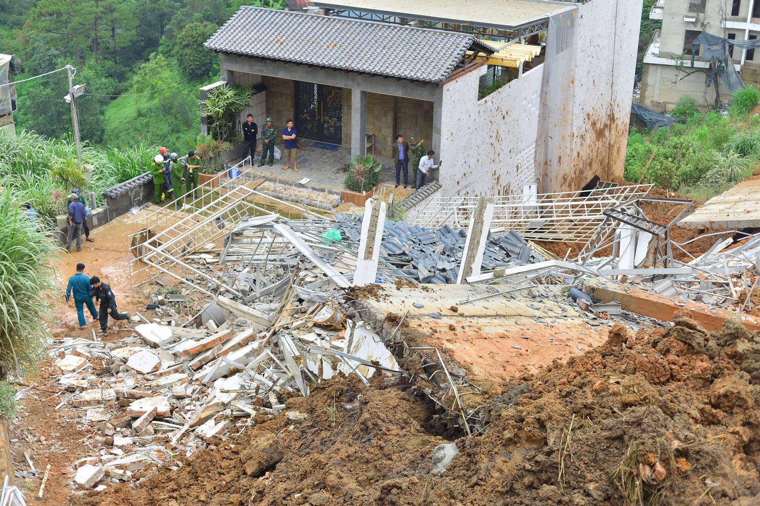 Lực lượng chức năng địa phương tiến hành công tác tìm kiếm, giải cứu các nạn nhân trong vụ sạt lở