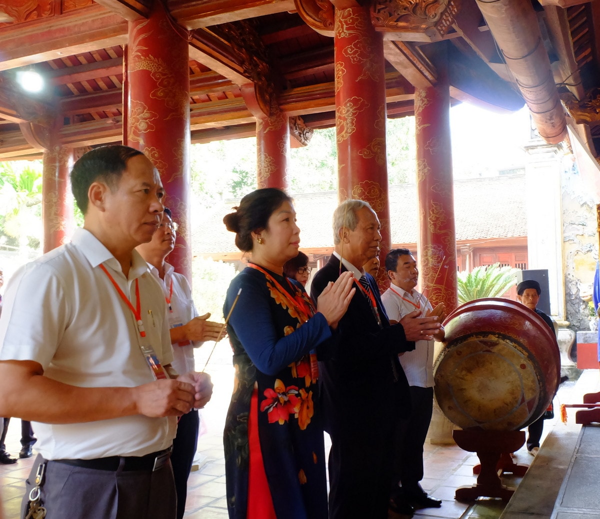 Các đại biểu dâng hương tại Đình (Đền) Nội dscf5552-001.jpg -0
