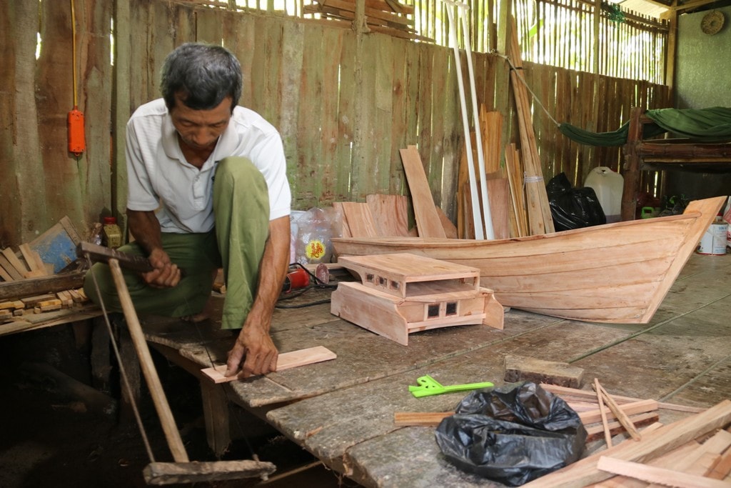 Người đàn ông đóng ghe, xuồng 