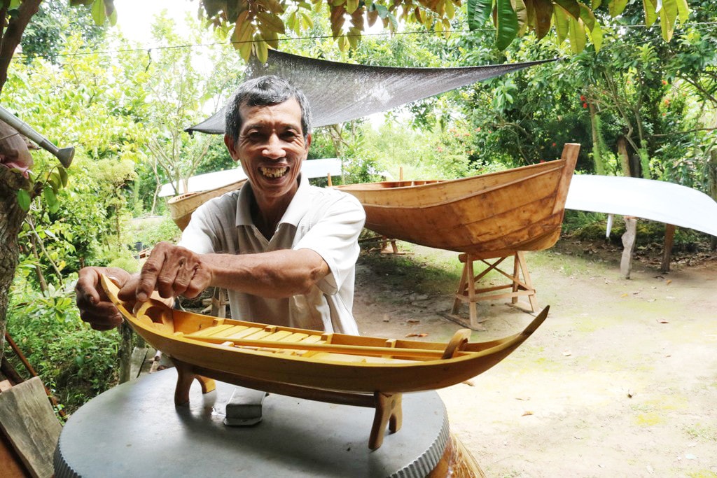 Người đàn ông đóng ghe, xuồng 