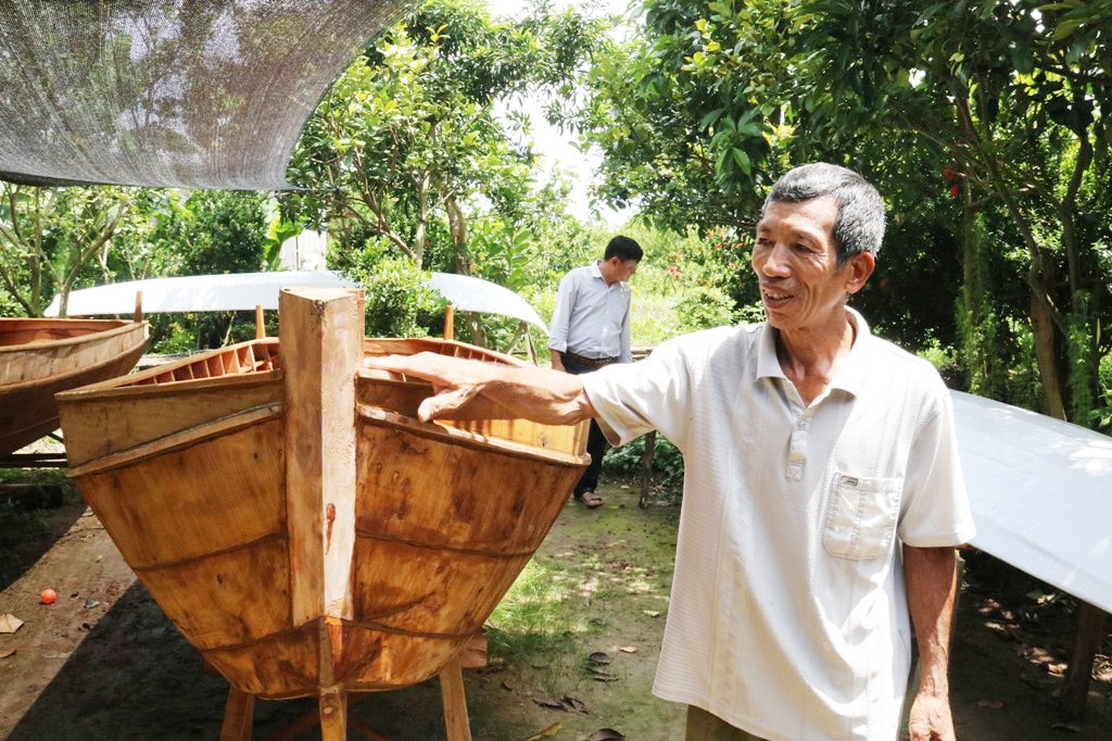 Người đàn ông đóng ghe, xuồng 