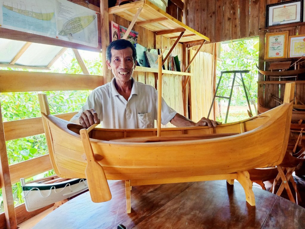 Người đàn ông đóng ghe, xuồng 