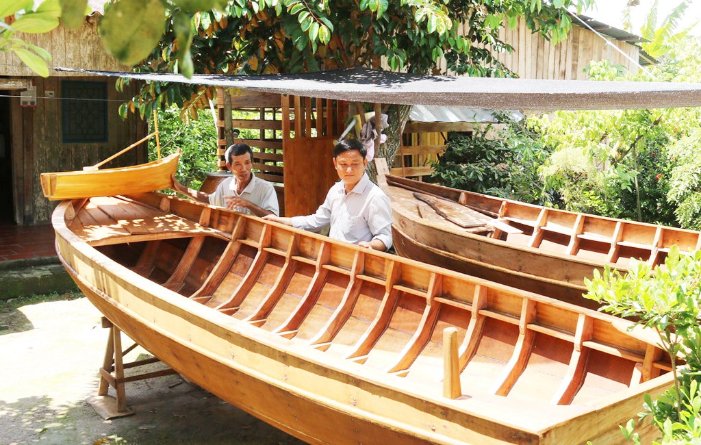 Người đàn ông đóng ghe, xuồng 