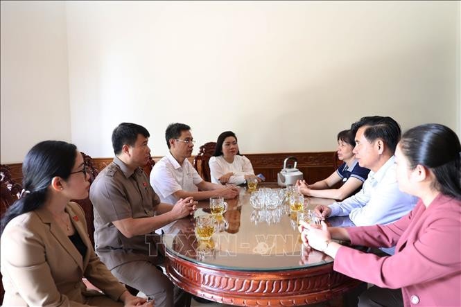 Chủ tịch Hội đồng Dân tộc Y Thanh Hà Niê Kđăm và Đoàn thăm hỏi, động viên thân nhân gia đình liệt sỹ Nguyễn Văn Dũng, Chủ tịch UBND xã Ea Tiêu