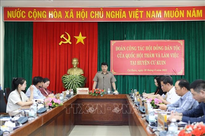 Chủ tịch Hội đồng Dân tộc Y Thanh Hà Niê Kđăm phát biểu tại cuộc làm việc với huyện Cư Kuin, Đắk Lắk
