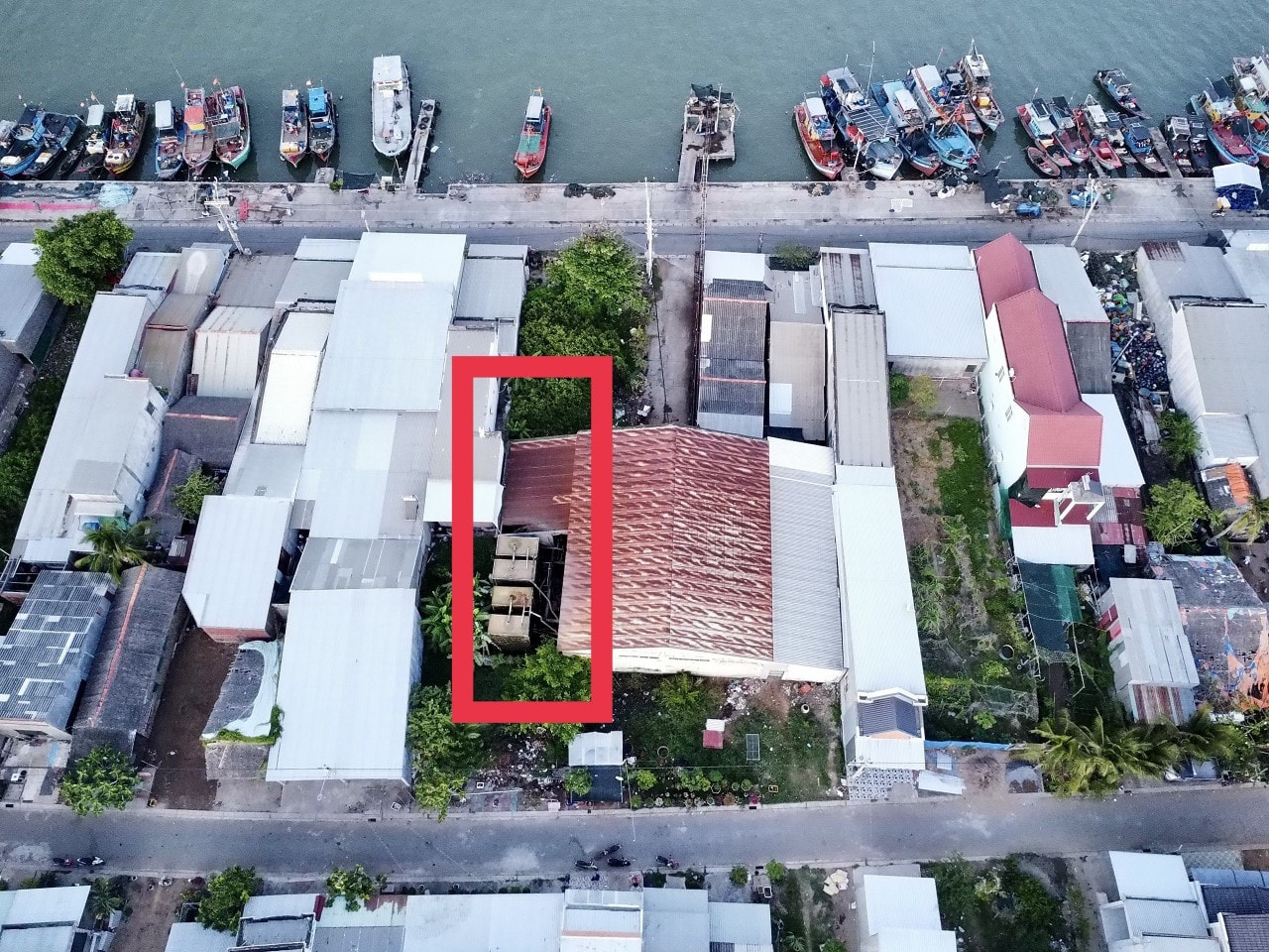 Bài 1: Sắp cưỡng chế nhà máy nước đá “mọc” trên đất người hơn một thập kỷ