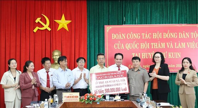 Đoàn công tác trao số tiền 500 triệu đồng hỗ trợ thực hiện an sinh xã hội làm nhà đại đoàn kết cho đồng bào dân tộc thiểu số trên địa bàn huyện Cư Kuin