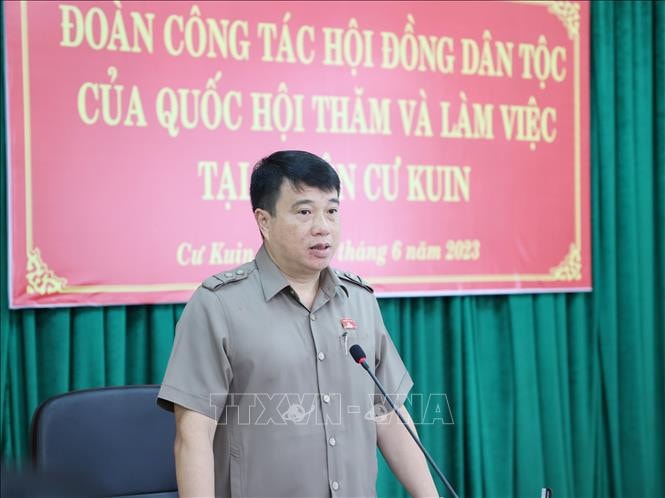 Chủ tịch Hội đồng Dân tộc Y Thanh Hà Niê Kđăm phát biểu tại cuộc làm việc với huyện Cư Kuin, Đắk Lắk