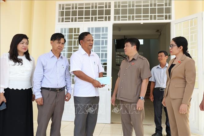 Chủ tịch Hội đồng Dân tộc Y Thanh Hà Niê Kđăm và Đoàn công tác thăm hỏi, động viên cán bộ UBND xã Ea Ktur, huyện Cư Kuin, Đắk Lắk