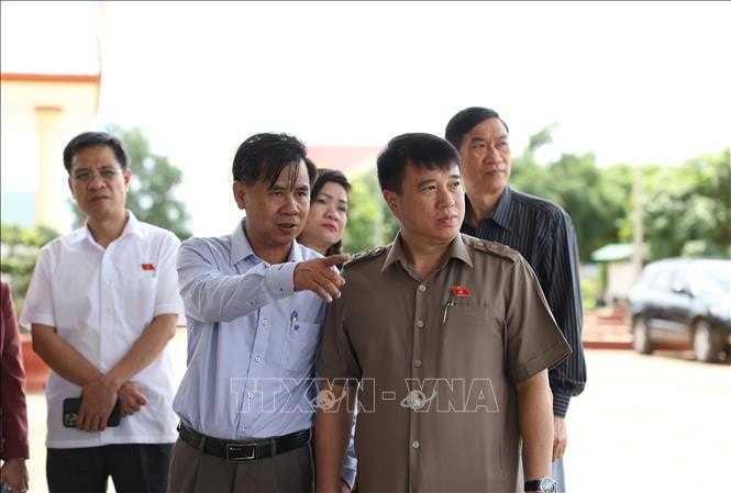 Chủ tịch Hội đồng Dân tộc Y Thanh Hà Niê Kđăm và Đoàn công tác kiểm tra việc khắc phục, sửa chữa trụ sở làm việc tại UBND xã Ea Ktur, huyện Cư Kuin, Đắk Lắk