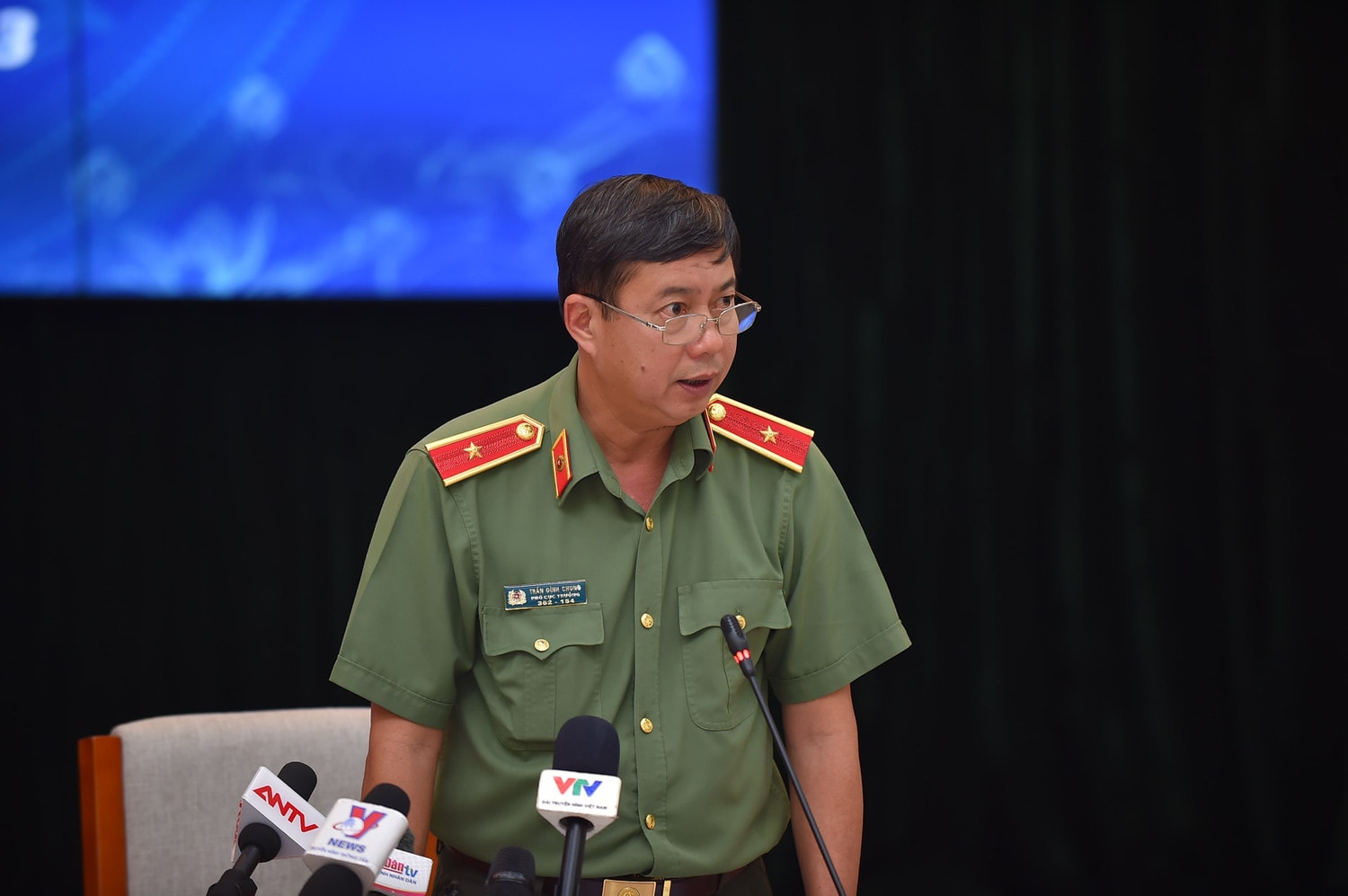 Thiếu tướng Trần Đình Chung, Phó Cục trưởng Cục An ninh chính trị nội bộ (A03), Bộ Công an phát biểu tại họp báo (Ảnh: Trần Hiệp) Bộ Công an nói về hình thức xử lý 2 thí sinh vi phạm trong vụ “lọt đề” thi tốt nghiệp THPT -0