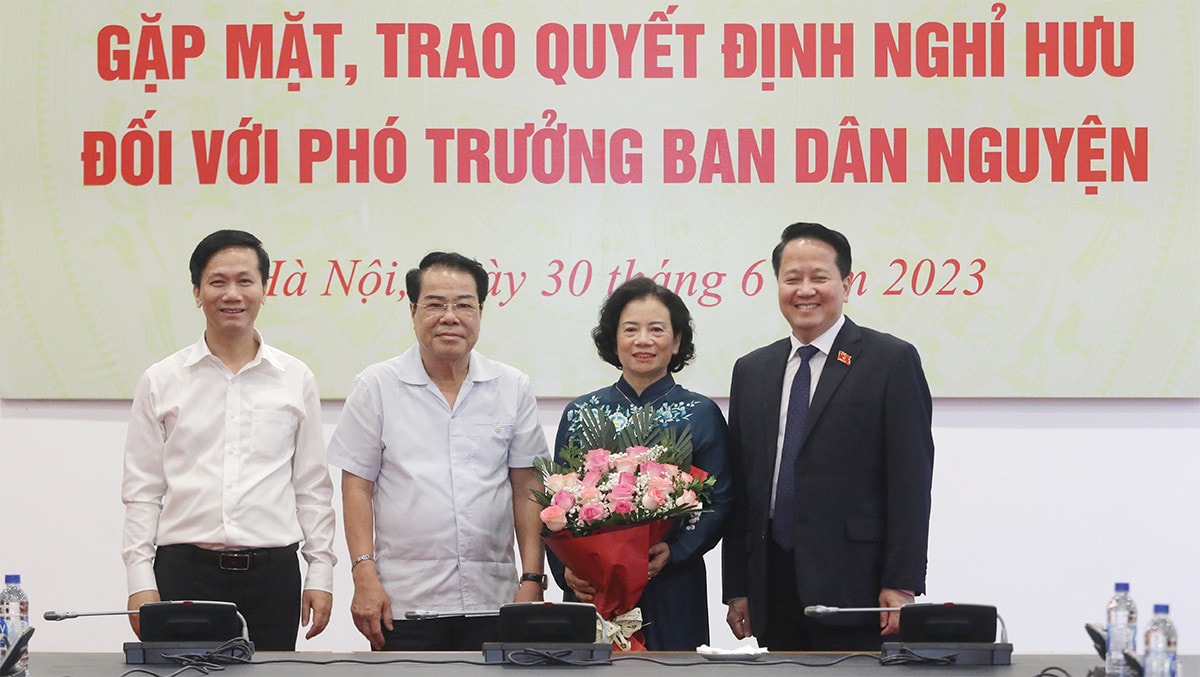 Trao quyết định nghỉ hưu với Phó trưởng Ban Dân nguyện Lê Thị Nguyệt