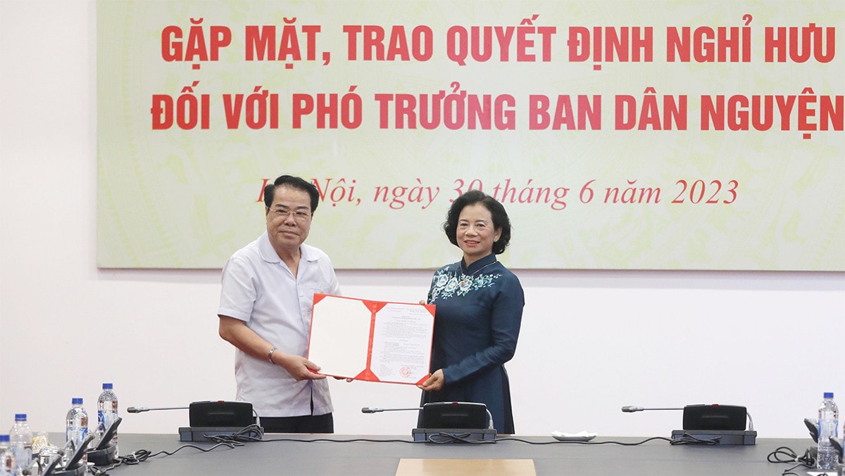 Trao quyết định nghỉ hưu với Phó trưởng Ban Dân nguyện Lê Thị Nguyệt