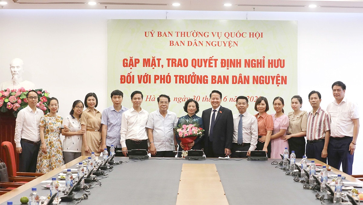 Trao quyết định nghỉ hưu với Phó trưởng Ban Dân nguyện Lê Thị Nguyệt